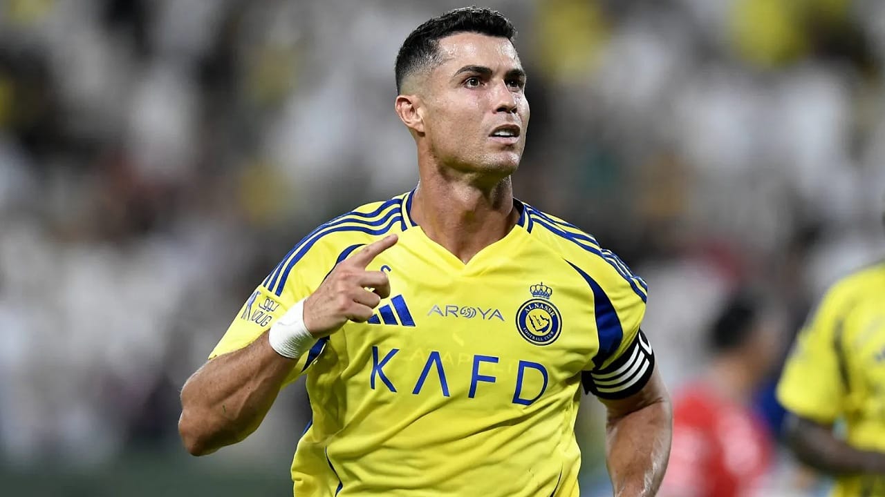 بطل فنون قتالية يدعو لنزال بين رونالدو وإبراهيموفتش