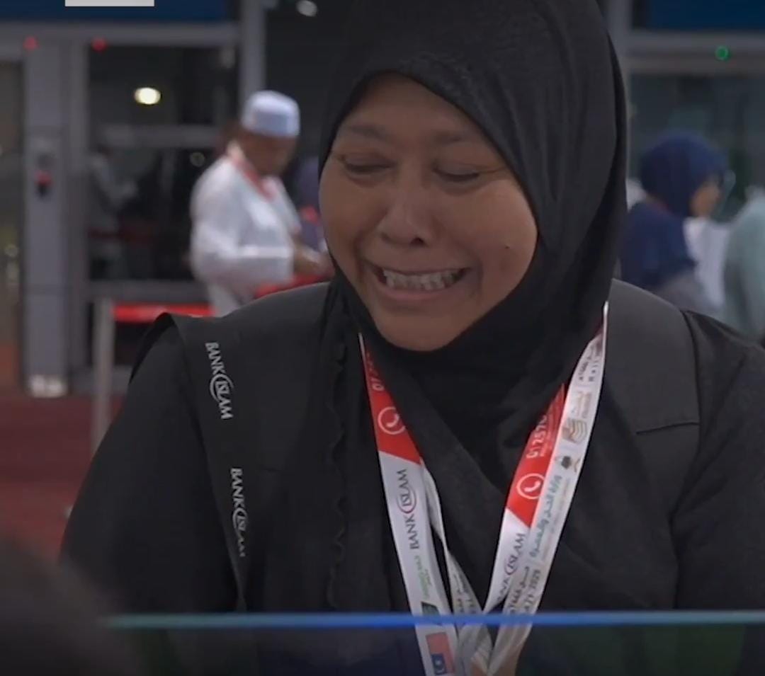 ماليزية تحقق أمنيتها بالحج بعد 10 سنوات من الانتظار .. فيديو