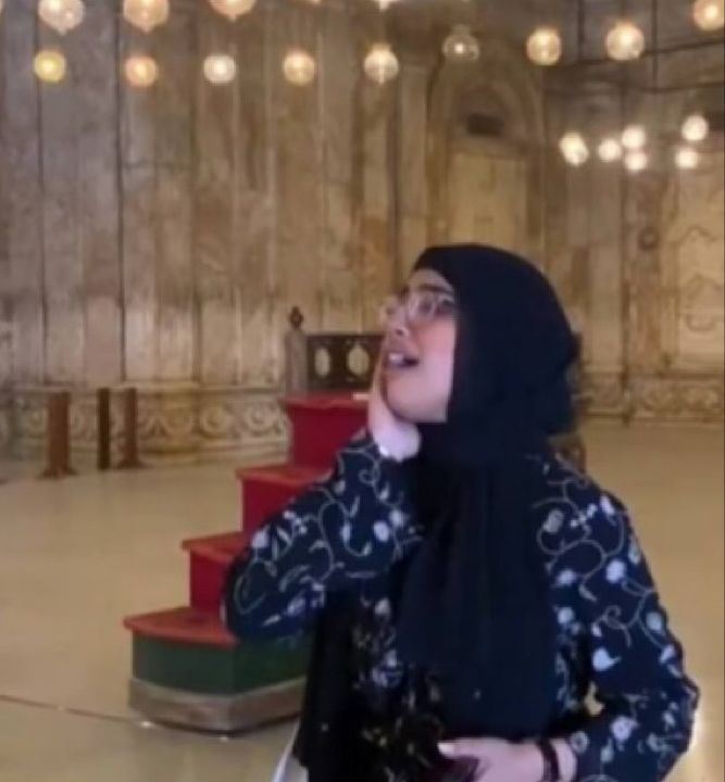 فتاة ترفع الأذان داخل مسجد قلعة صلاح الدين الأيوبي وتثير الجدل .. فيديو