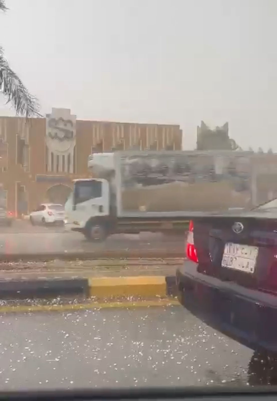 أمطار الخير والبركة تغمر طرقات بريدة .. فيديو