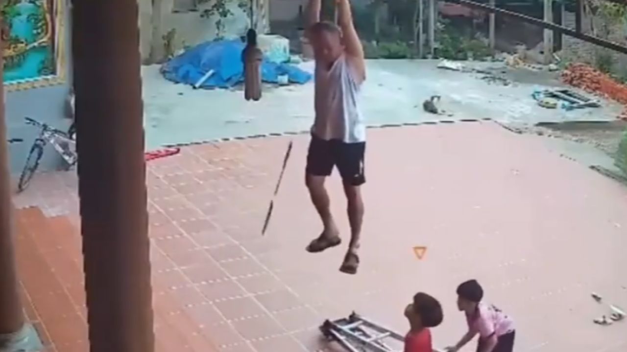 مسن ينجو من السقوط أرضا بسبب لياقته البدنية .. فيديو