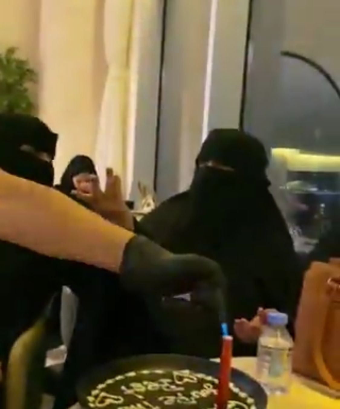 فتاة توثق صدمة والدتها بمفاجأة يوم ميلادها .. فيديو