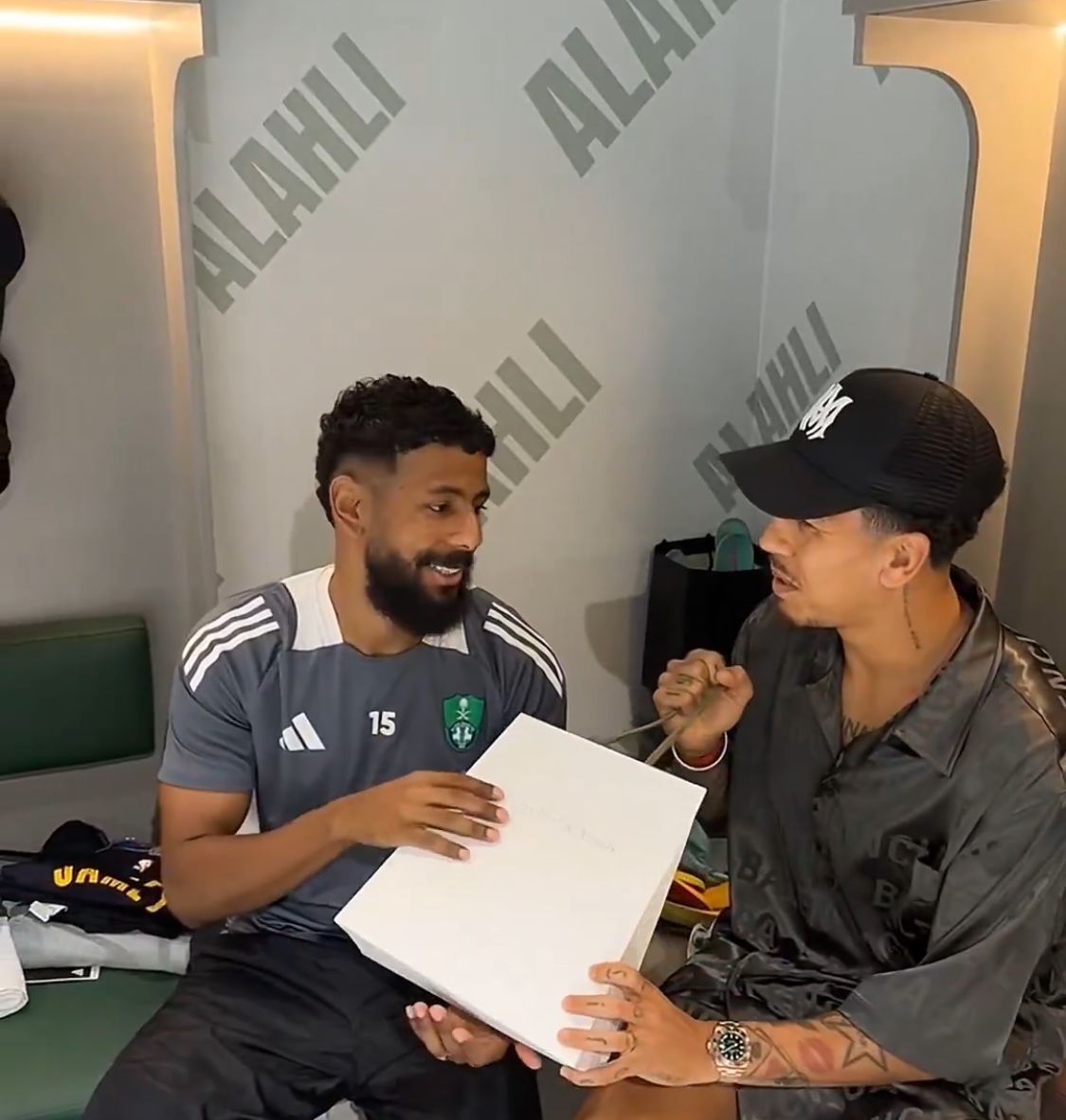 فيرمينو يفاجئ العمار بهدية .. فيديو