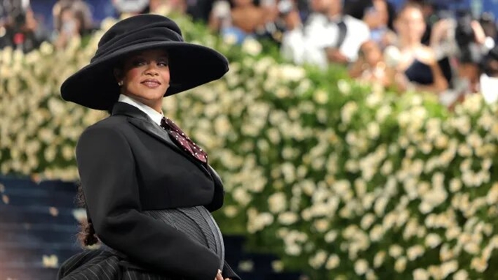 ريانا تعلن حملها الثالث بإطلالة لافتة في حفل ميت غالا .. صور