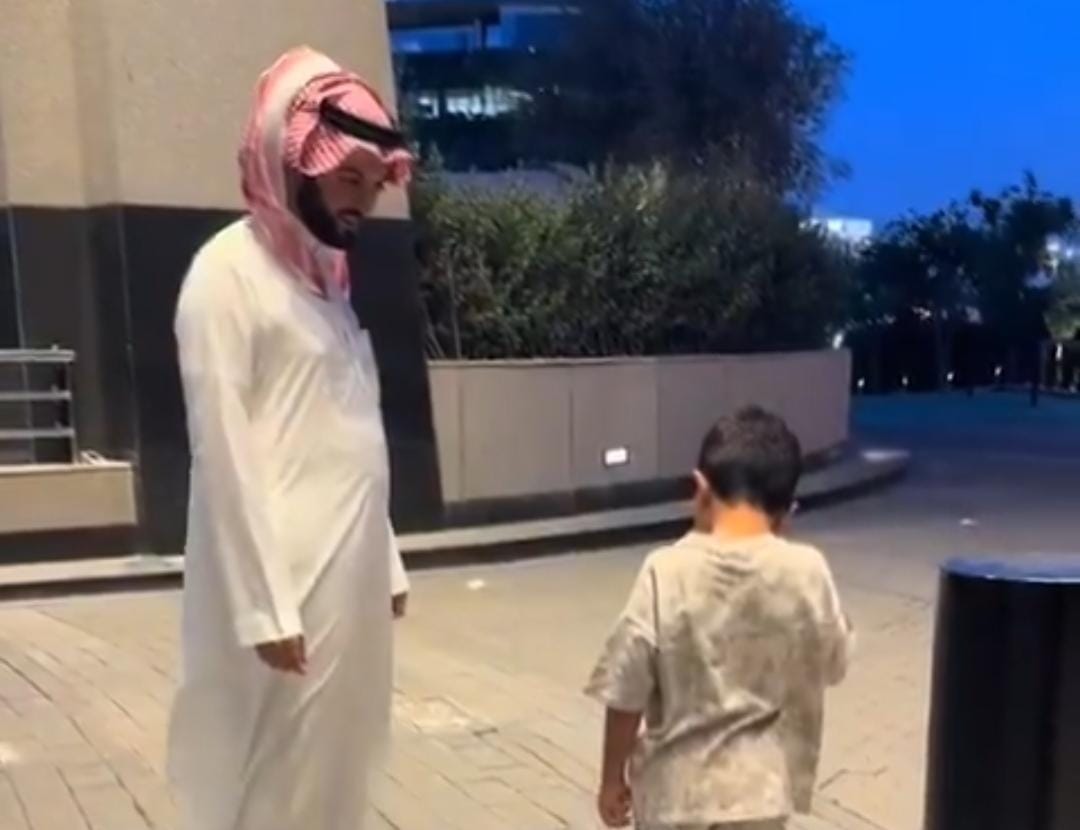 لقطة طريفة لفهد بن نافل مع طفل هلالي تثير تفاعل الجماهير.. فيديو