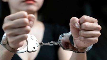 سيدة تقتل ابنتها بضربها وحرقها بالسجائر لقطعها سهرتها مع عشيقها