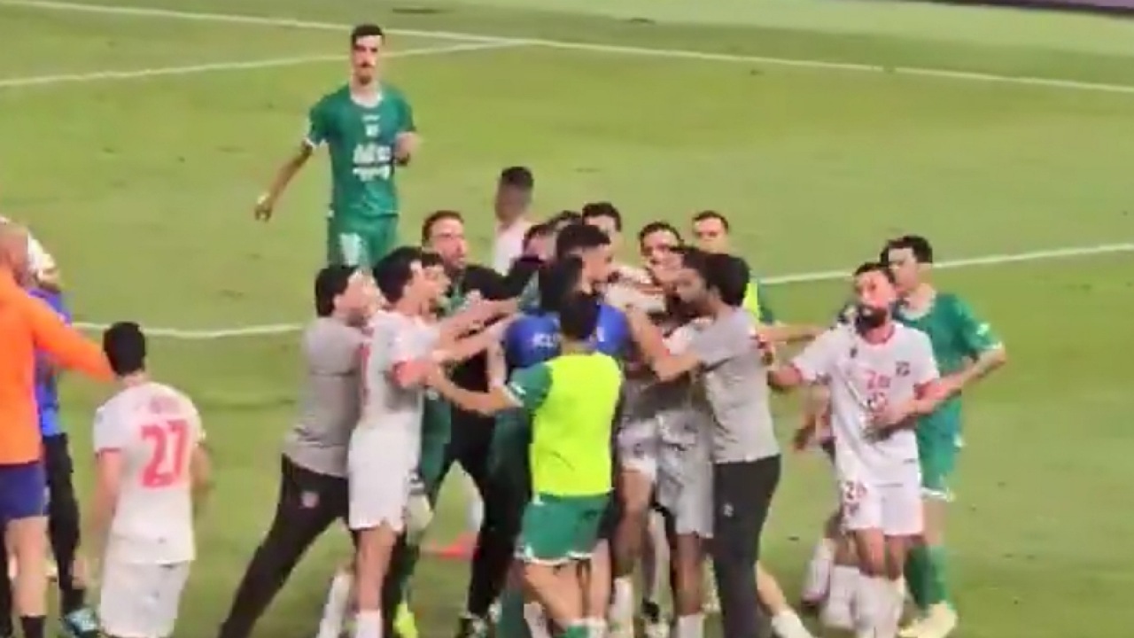 اشتباكات بين لاعبي العربي والكويت .. فيديو