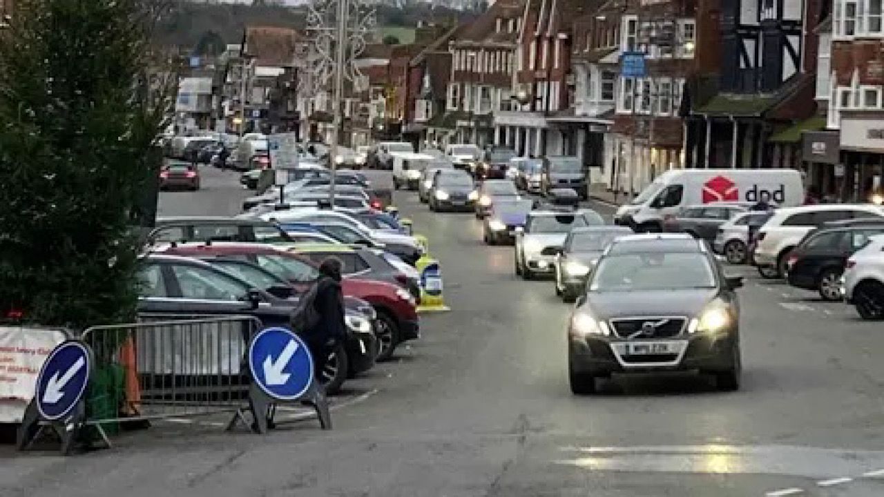 حادث مروري  يتسبب في انتشار عشرات الأبقار وسط الشارع