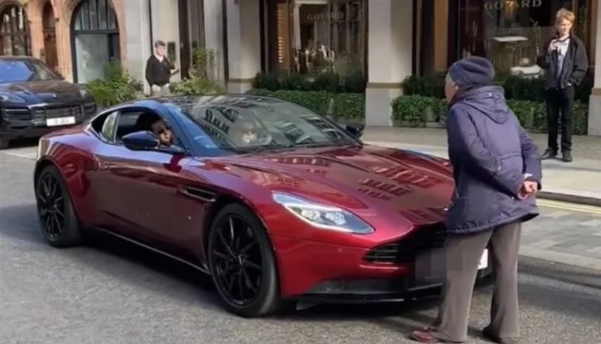 امرأة تعترض طريق سيارة فارهة احتجاجا على ضجيج محركها المرتفع .. فيديو