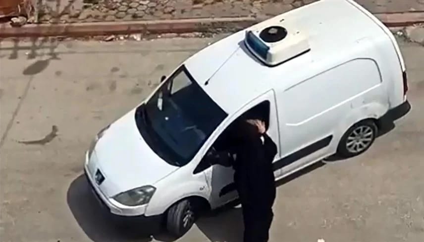 زوج يحاول دهس زوجته بسبب تأخرها في إعداد الشاي.. فيديو