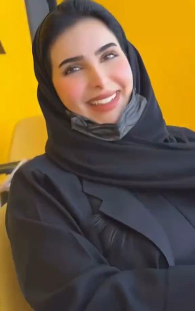 صالحة القحطاني تستعرض مشتريات زوجها لها والأخير يعلق .. فيديو