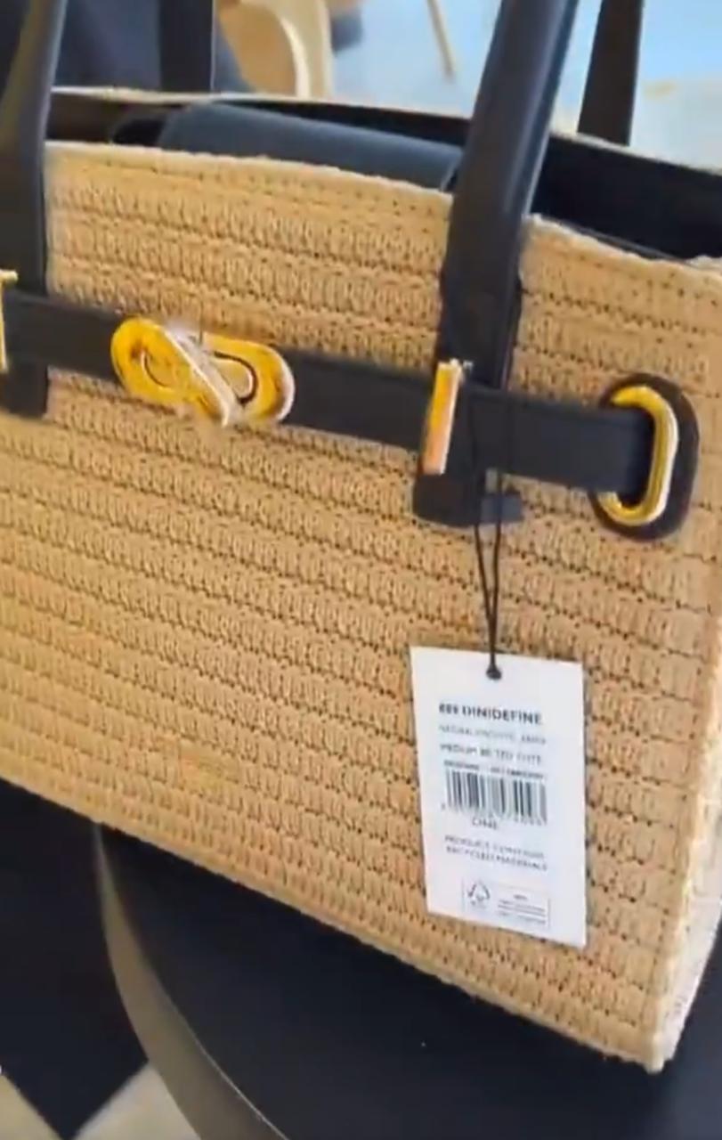 صالحة القحطاني تستعرض مشتريات زوجها لها والأخير يعلق .. فيديو