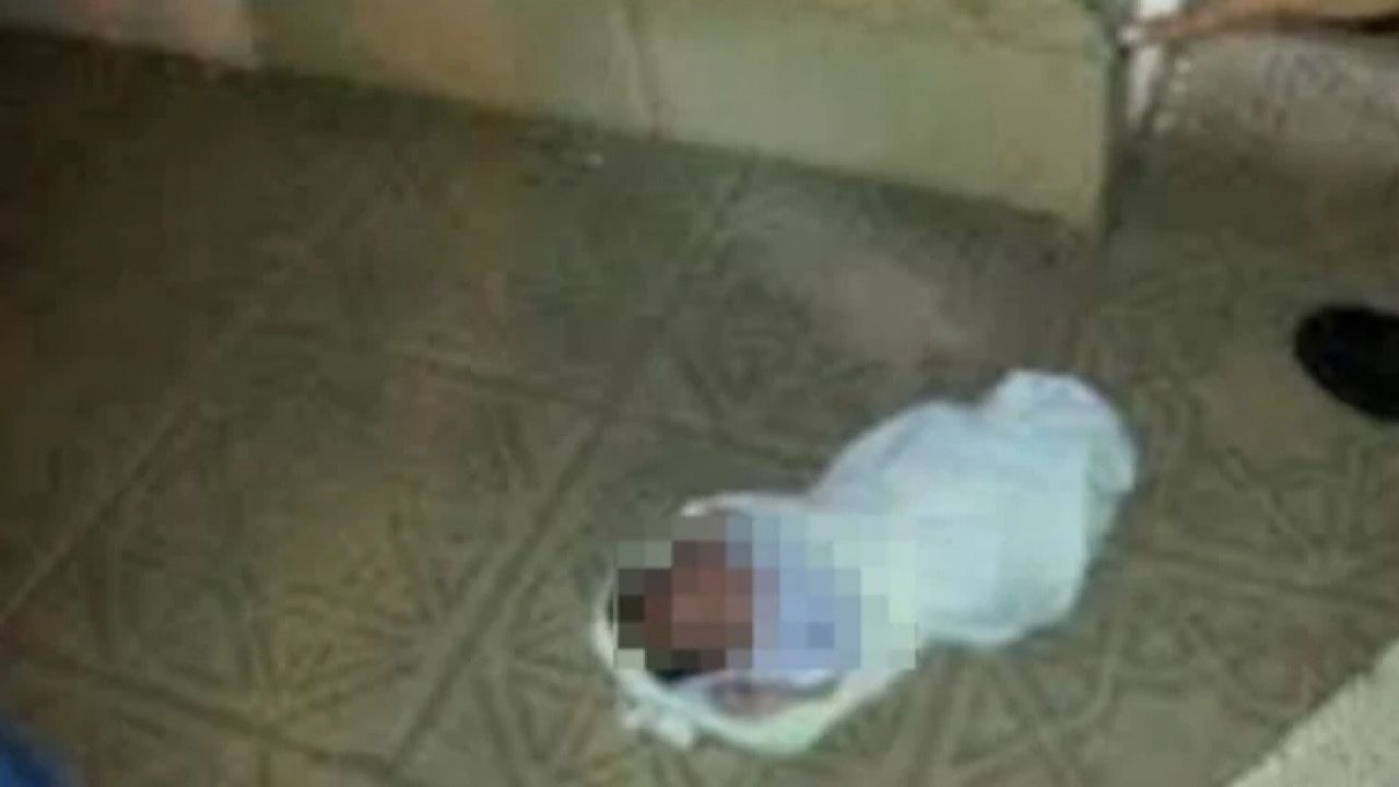 فتاة تضع مولودها غير الشرعي داخل حمام محطة قطار وتتركه وتهرب