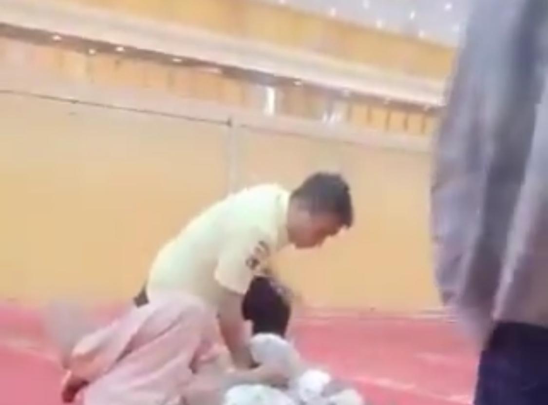 رحل يقتحم مصلى نسائي متنكرا بزي نسائي .. فيديو