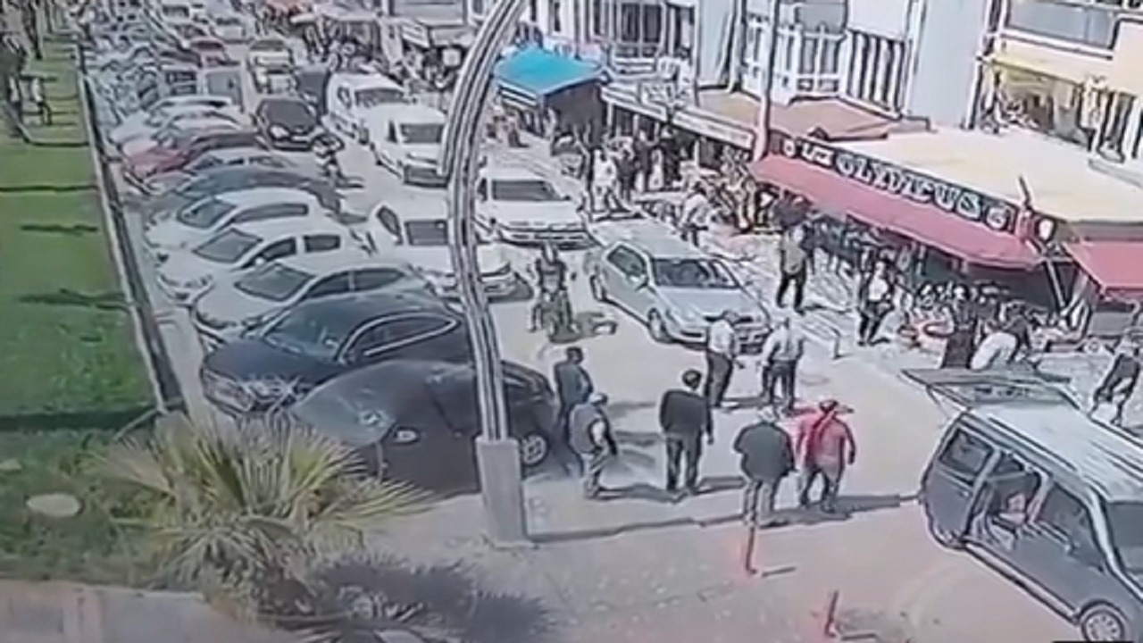 رجل يخطف زوجته بمساعدة أصدقائه .. فيديو