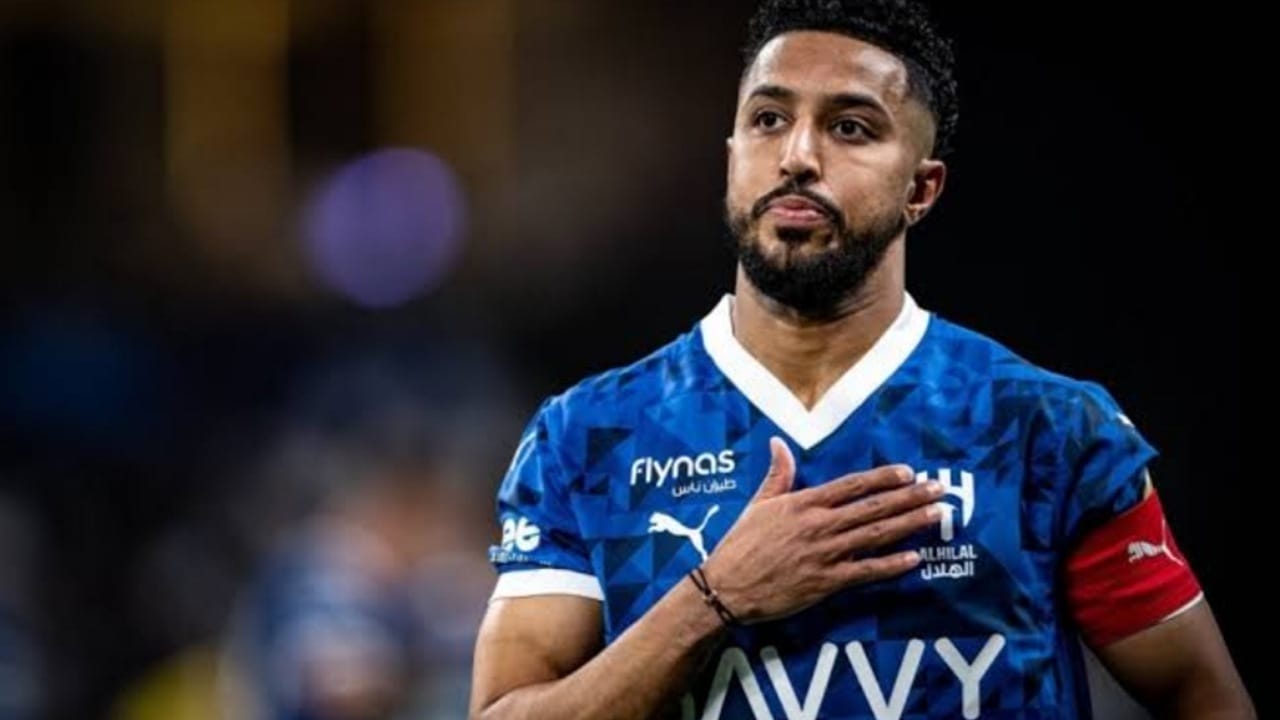 الفيفا يعلق على تجديد عقد سالم الدوسري مع الهلال