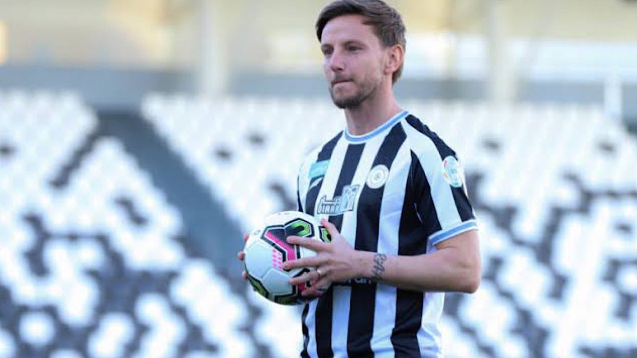 لاعب الشباب السابق يعلن اعتزاله رسمياً