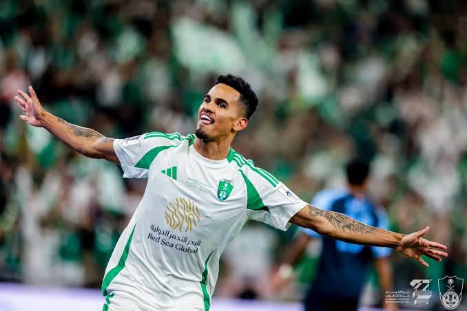 الإصابة تبعد محترف الأهلي عن الملاعب