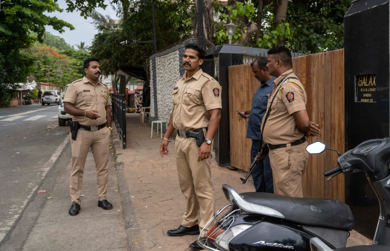 القبض على رجل وامرأة حاولا اقتحام منزل سلمان خان .. فيديو وصور