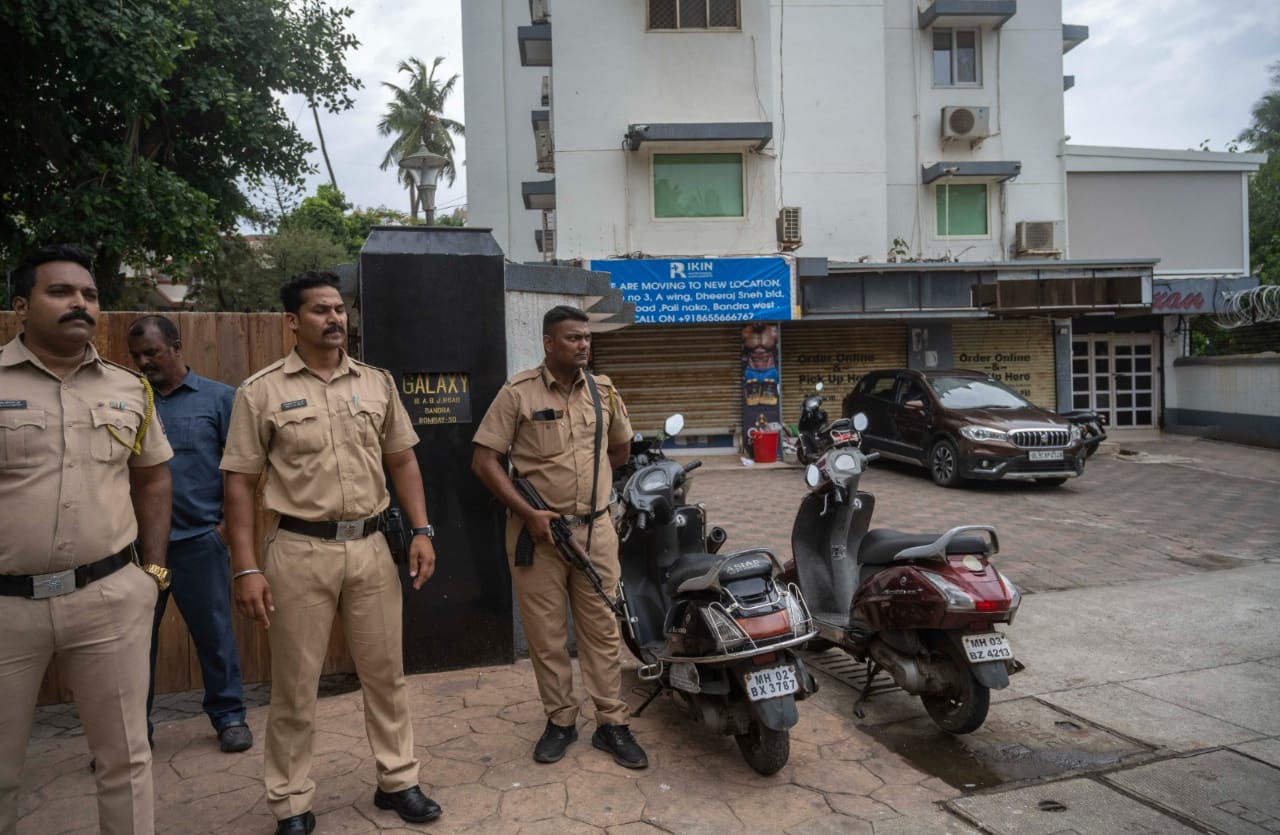 القبض على رجل وامرأة حاولا اقتحام منزل سلمان خان .. فيديو وصور