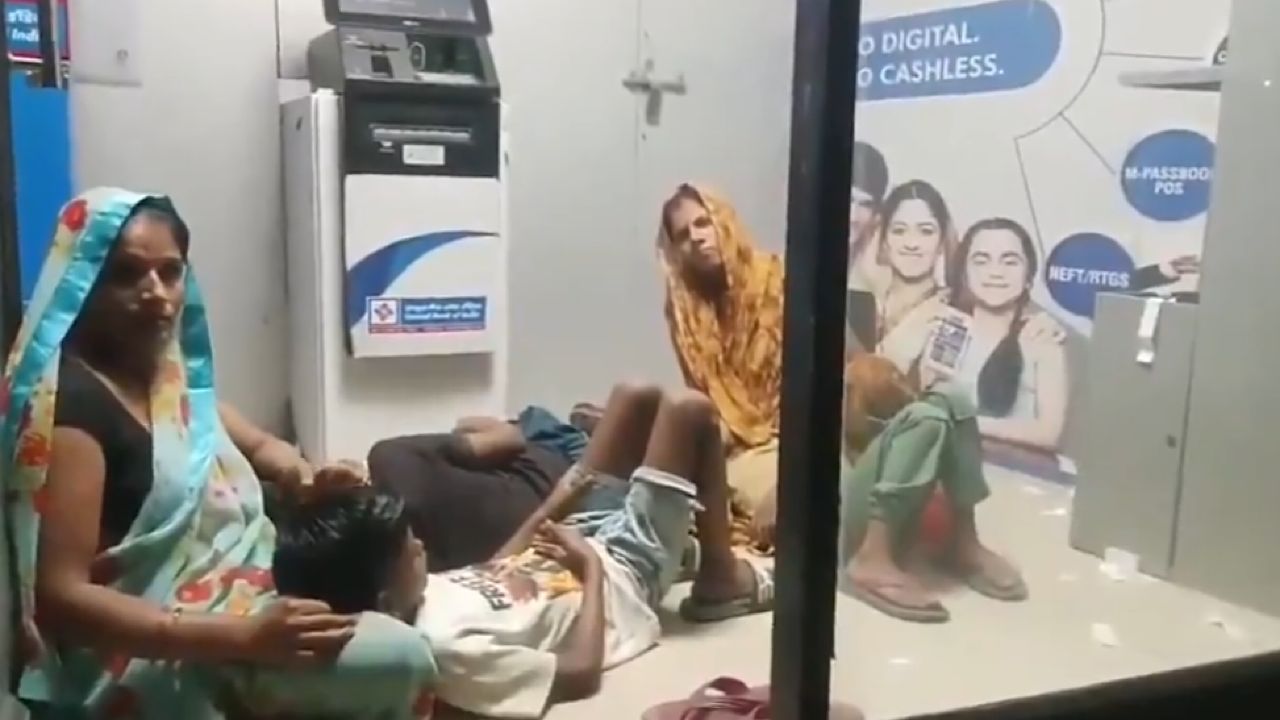 عائلات فقيرة تلجأ لغرف الصراف الآلي هربًا من الحر وانقطاع الكهرباء  .. فيديو