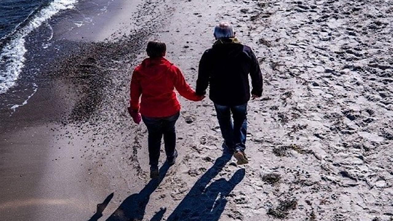 وفاة زوجين في نفس اليوم بعد احتفالهما بذكرى الزواج الـ 74