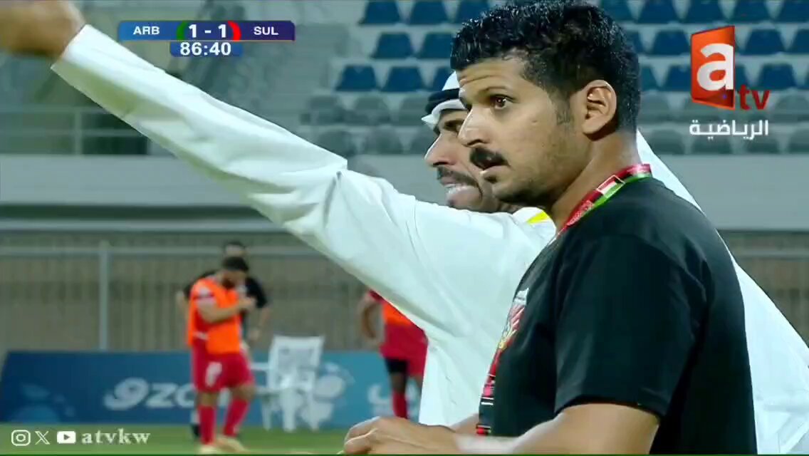 إداري بالدوري الكويتي يطلب من فريقه الانسحاب احتجاجا على التحكيم.. فيديو