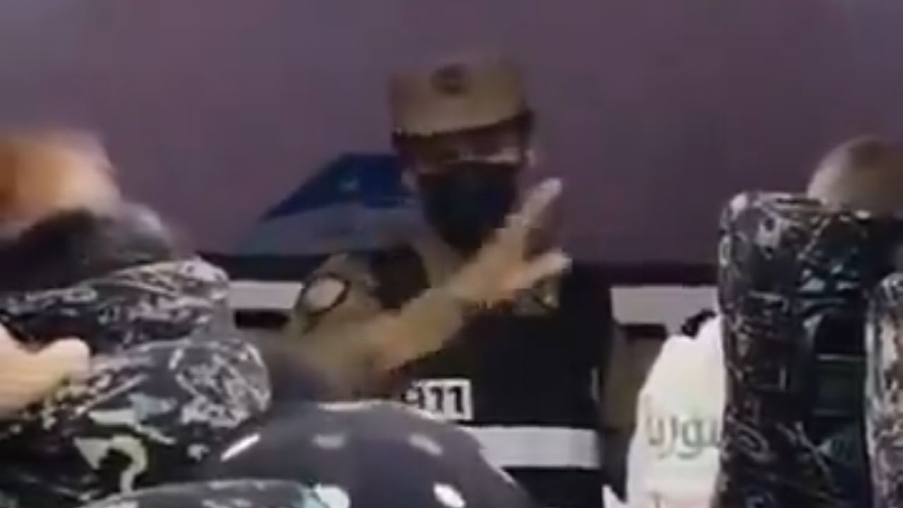 رجل أمن سعودي للحجاج السوريين: والله العظيم فرحانين لأجلكم&#8230; فيديو