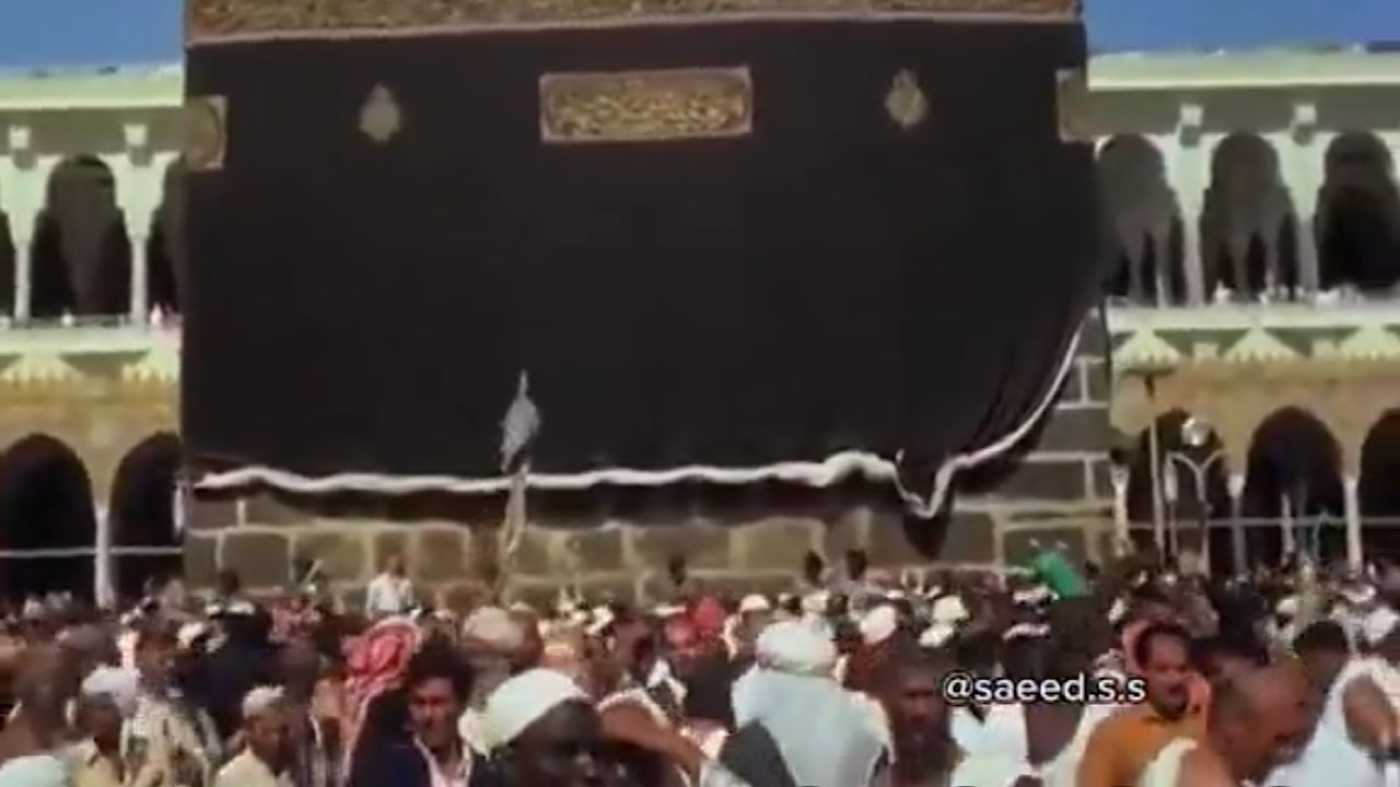 لقطات نادرة تظهر تجمع المصلين في الحرم المكي قبل 51 عاما.. فيديو