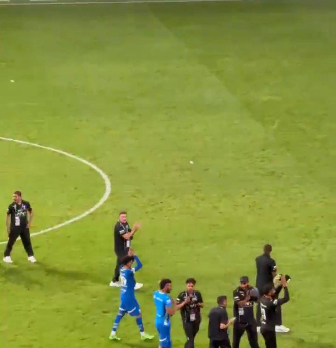 البليهي يرفض تحية جماهير الهلال .. فيديو