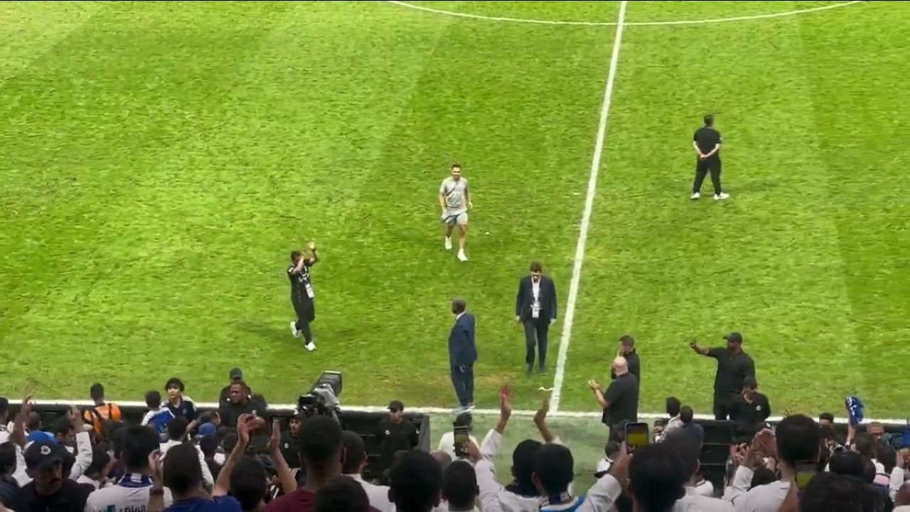 الشلهوب يبادل جماهير الهلال التحية ..فيديو