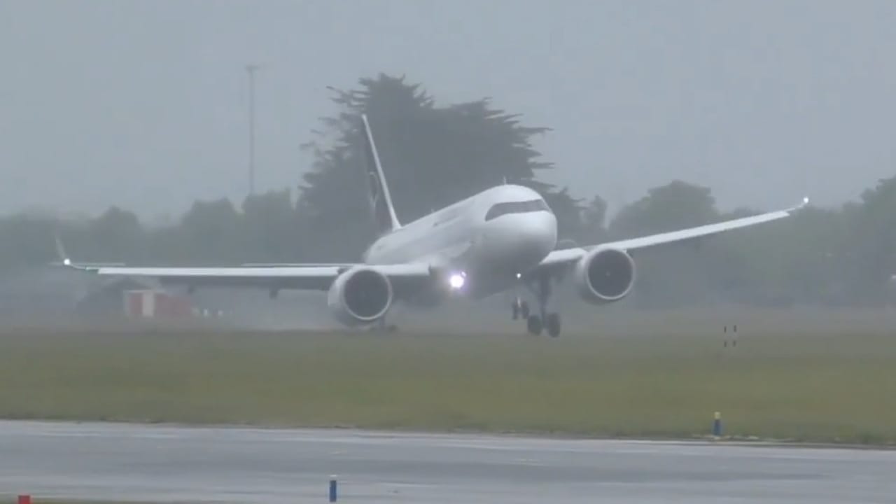 لحظات مرعبة لطائرة تلامس المدرج وتعود للتحليق .. فيديو