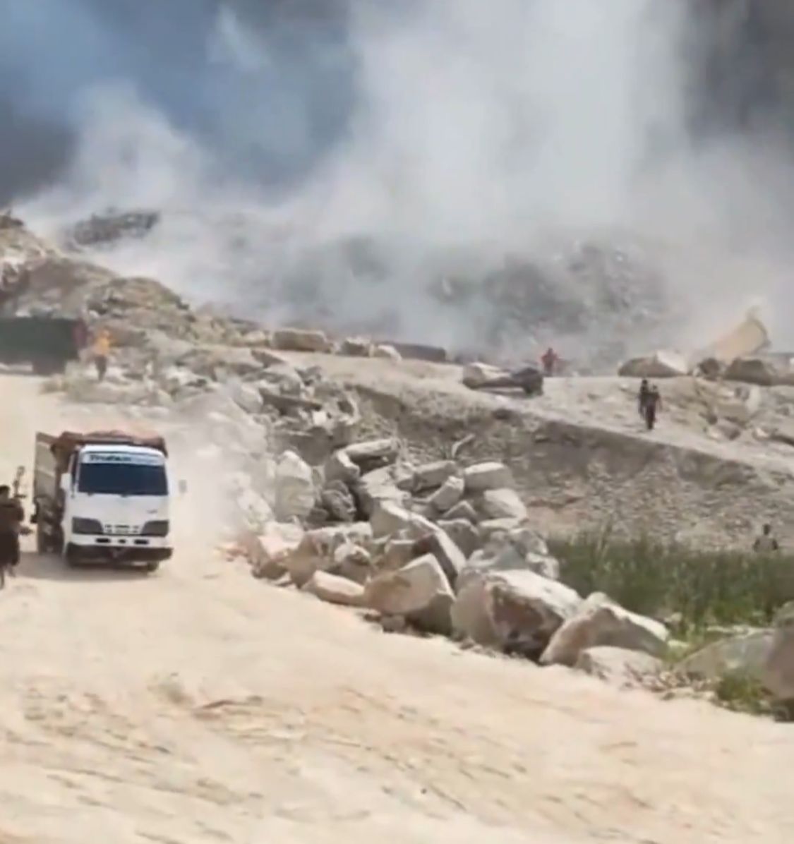 مصرع شخصين وفقدان 10 آخرين جراء انهيار صخري في إندونيسيا .. فيديو