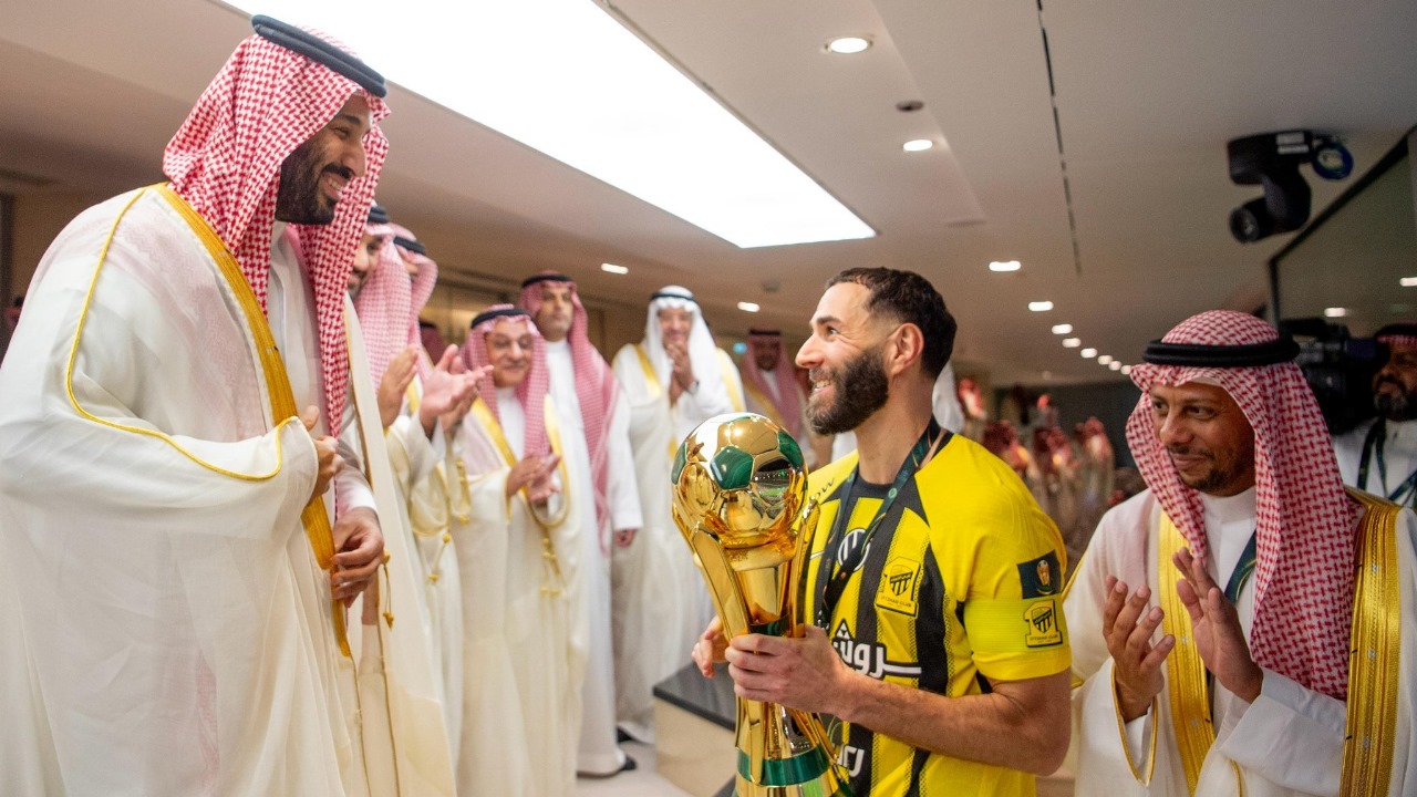 ولي العهد يتوج نادي الاتحاد بلقب ⁧‫كأس خادم الحرمين الشريفين‬⁩ .. فيديو
