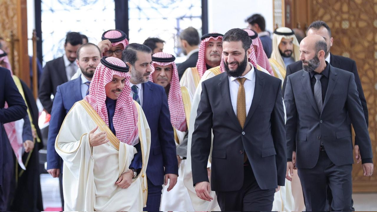 وزير الخارجية ووفد اقتصادي رفيع المستوى يصل دمشق في زيارة رسمية