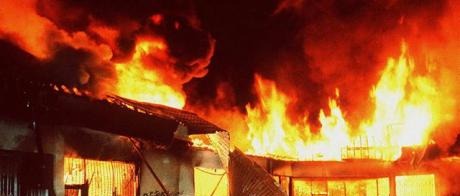 عامل يحاول إحراق زملائه داخل سكن جماعي بمحافظة الضالع