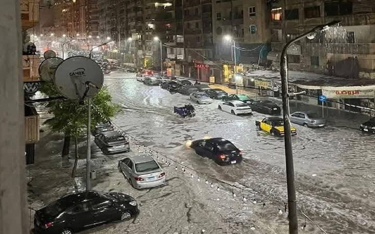 عاصفة جوية غير مسبوقة تضرب الإسكندرية.. فيديو