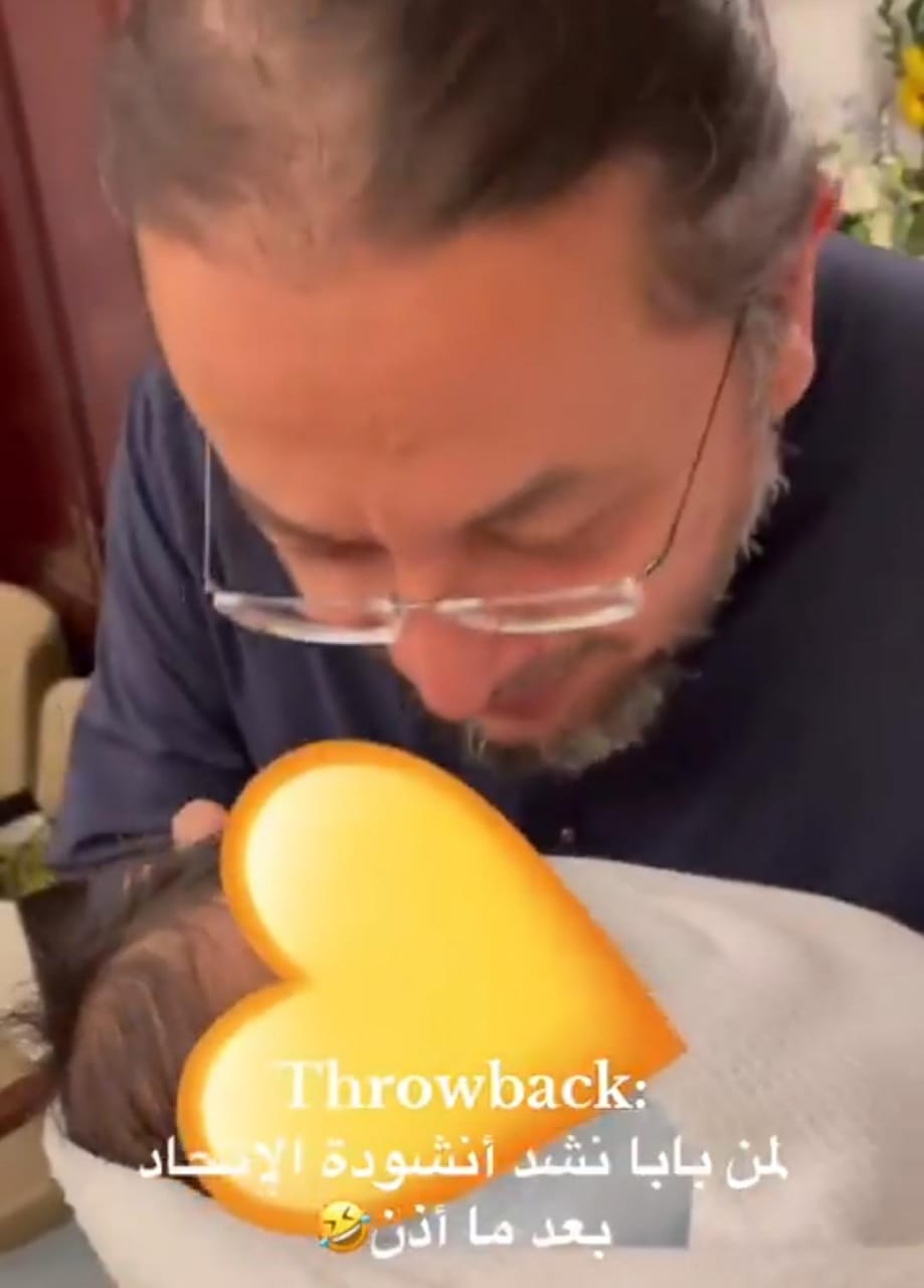 مشجع اتحادي يلقن حفيده نشيد النادي لحظة ولادته .. فيديو