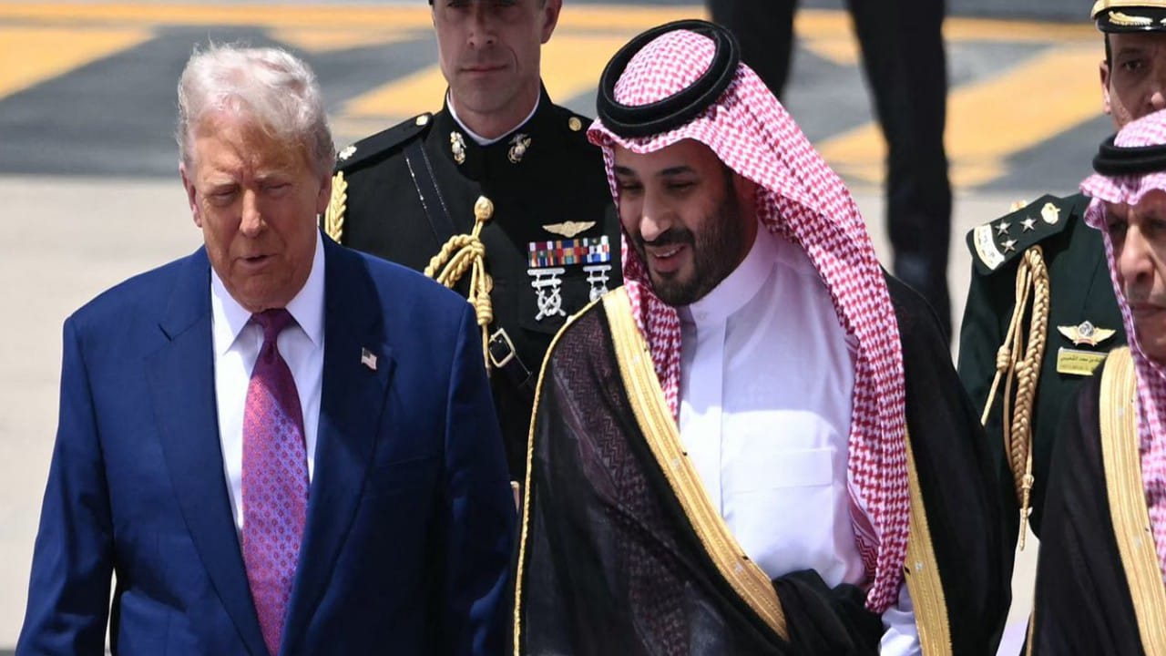 ربطة عنق الرئيس الأميركي تلفت الأنظار خلال زيارته للمملكة