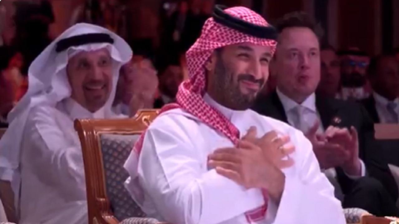حركة ولي العهد عقب إعلان رفع العقوبات عن سوريا تتحول إلى أيقونة.. فيديو