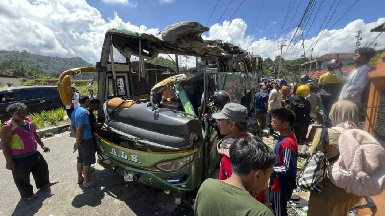شاحنة تنهـي حياة 11 معلماً في إندونيسيا