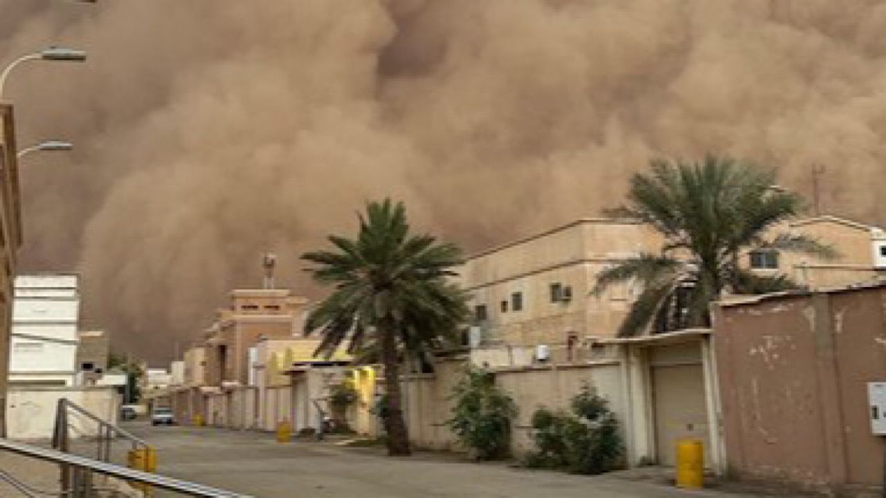 جدار غباري هائل يحول محافظة الرس إلى ظلام دامس بالنهار .. فيديو