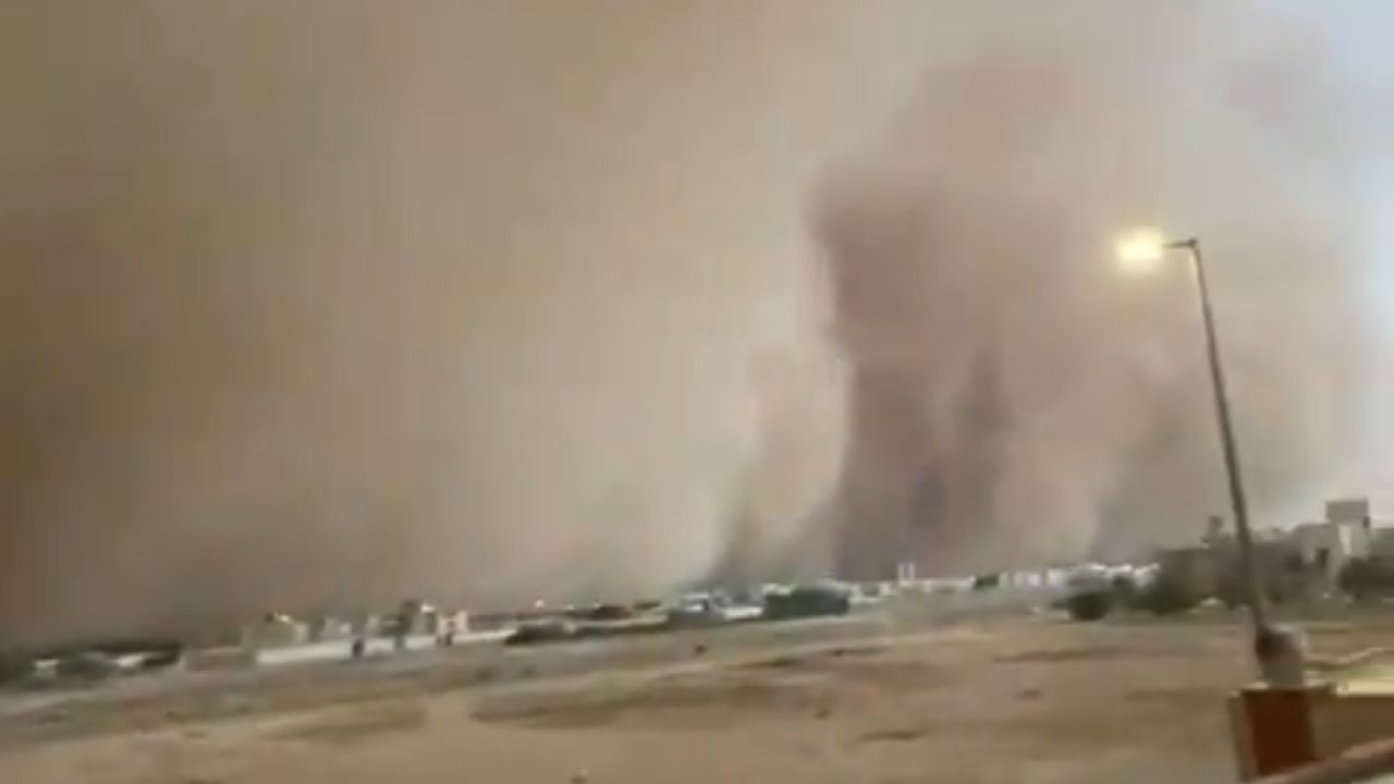 جدار غباري هائل يحول محافظة الرس إلى ظلام دامس بالنهار .. فيديو