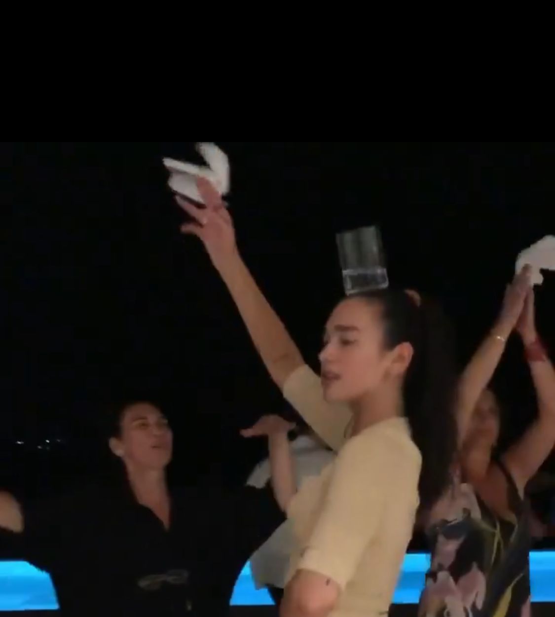 ليبا تخطف الأنظار برقصة تقليدية من تراث ألبانيا .. فيديو