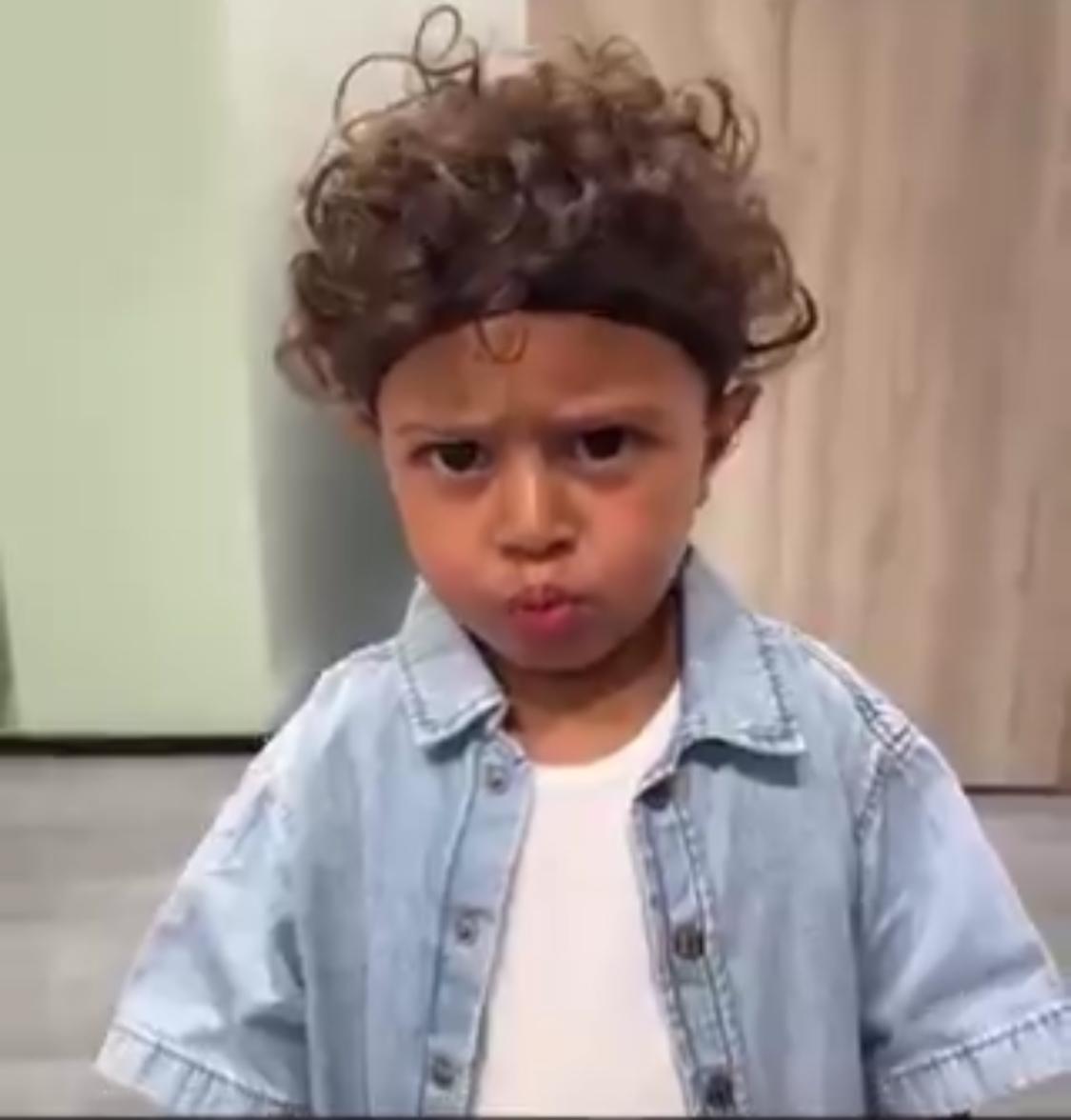 خليفة الدوسري يمازح نجل لودي في مشهد عفوي.. فيديو