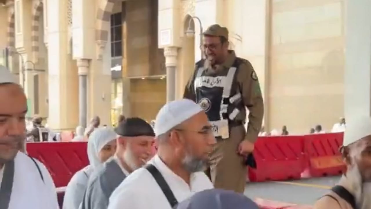 رجل أمن يخطف الأنظار في الحرم بدعائه واستقباله المؤثر للحجاج .. فيديو