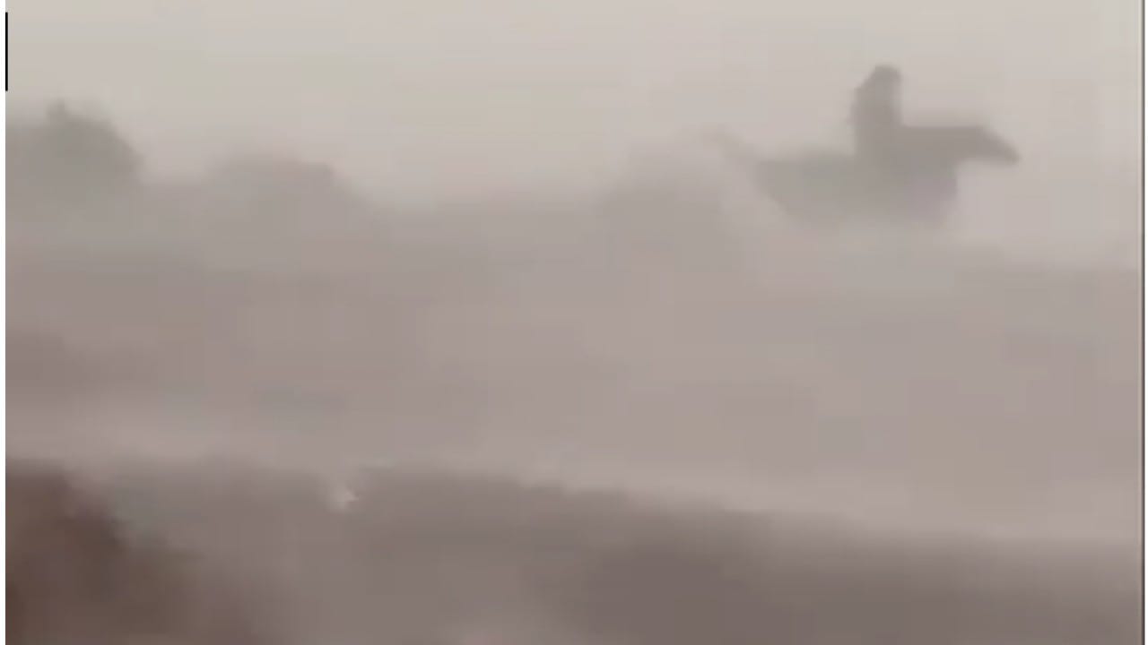 عاصفة بردية تفاجئ شاب على ظهر الخيل في بريدة.. فيديو