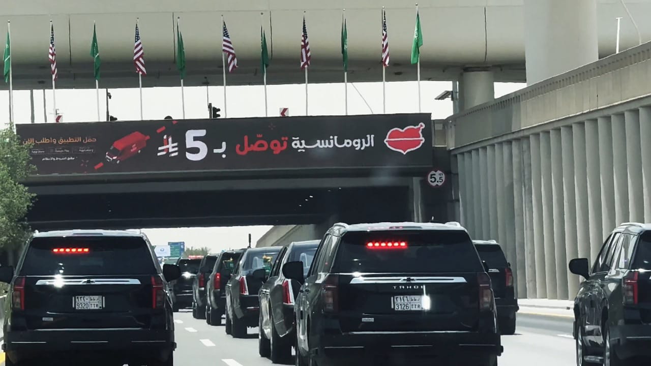 مطعم الرومانسية في صدارة الترند بعد مرور عابر أمام كاميرا مساعد ترامب .. فيديو