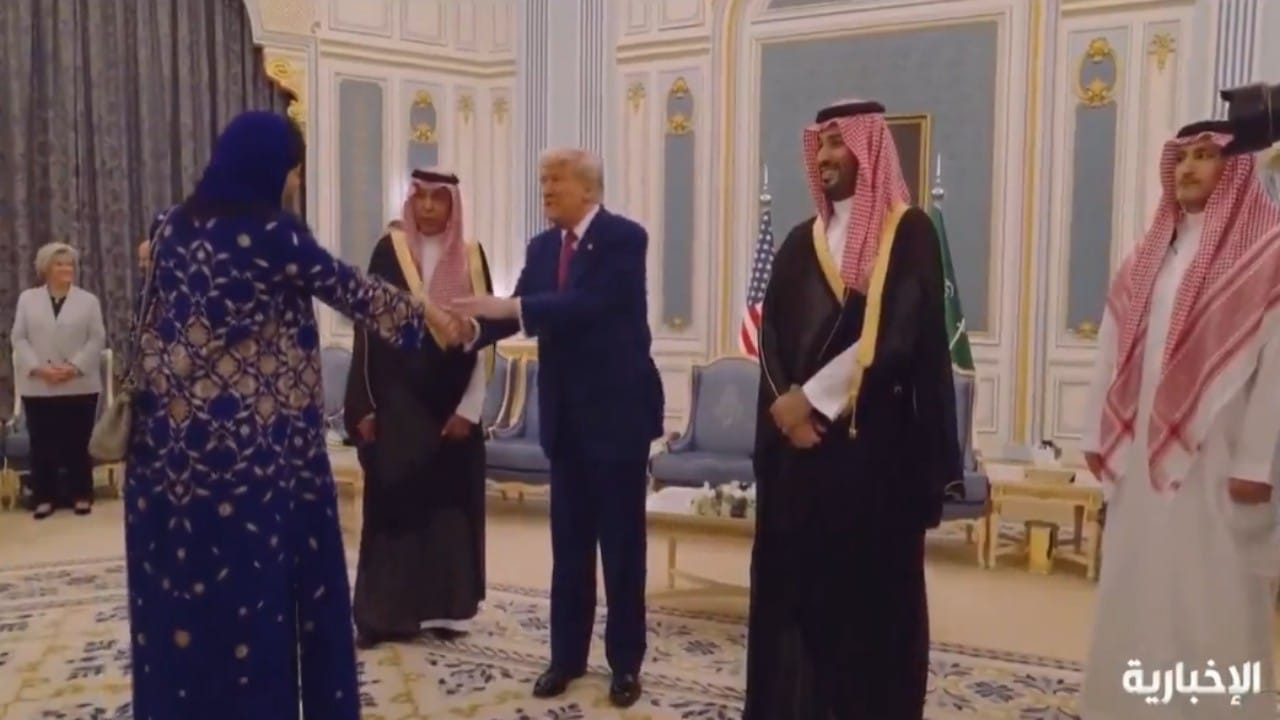 ترامب يخص الأميرة ريما بنت بندر بمصافحة لافتة خلال مراسم استقباله..  فيديو