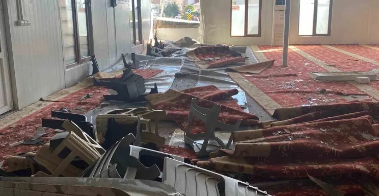 سائق مخمور يقتحم مسجدا قبيل الفجر ونجاة المصلين من كارثة محققة.. صور